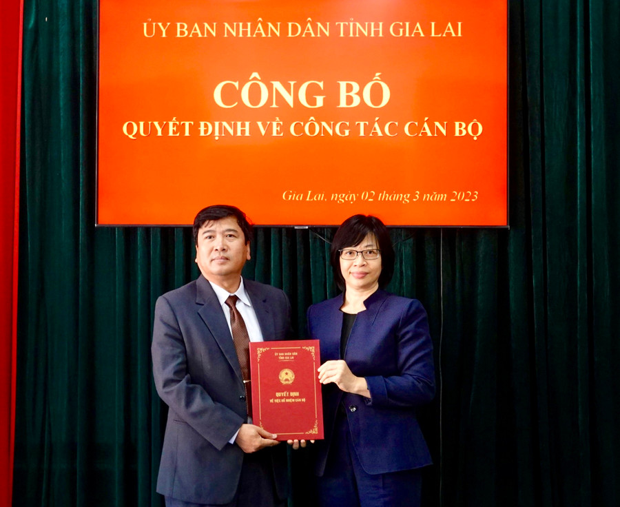 Phó Chủ tịch UBND tỉnh Nguyễn Thị Thanh Lịch (bìa phải) trao Quyết định bổ nhiệm cho tân Phó Giám đốc Sở GD-ĐT Trần Bá Công. Ảnh: Mộc Trà