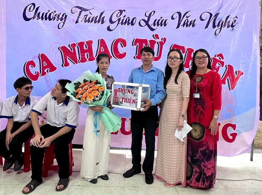 Trường THPT Phan Bội Châu trao số tiền quyên góp được tại chương trình cho Cơ sở nuôi dưỡng và bảo trợ trẻ em khuyết tật Thiên Phước. Ảnh: Mộc Trà Trường THPT Phan Bội Châu trao số tiền quyên góp được tại chương trình cho Cơ sở nuôi dưỡng và bảo trợ trẻ em khuyết tật Thiên Phước. Ảnh: Mộc Trà