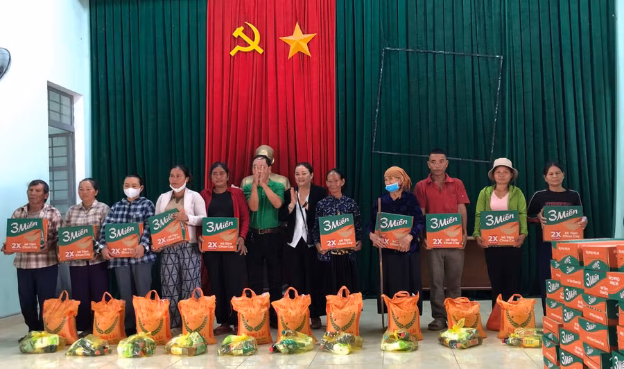 Đoàn công tác tặng quà cho đồng bào dân tộc thiểu số nghèo, người già neo đơn tại xã Ia Broăi (huyện Ia Pa). Ảnh: Hồng Ngọc