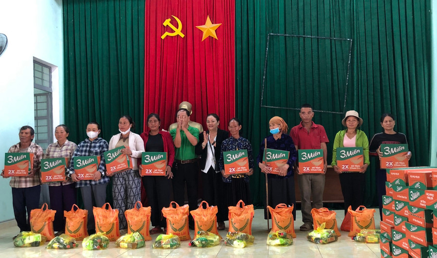 Đoàn công tác tặng quà cho đồng bào dân tộc thiểu số nghèo, người già neo đơn tại xã Ia Broăi (huyện Ia Pa). Ảnh: Hồng Ngọc Đoàn công tác tặng quà cho đồng bào dân tộc thiểu số nghèo, người già neo đơn tại xã Ia Broăi (huyện Ia Pa). Ảnh: Hồng Ngọc