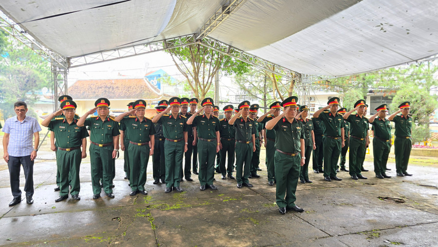 Đoàn công tác của Tổng cục Công nghiệp Quốc phòng dâng hoa, dâng hương tưởng nhớ các anh hùng liệt sĩ tại Di tích Lịch sử-Văn hóa Nhà lao Pleiku. Ảnh: Bá Bính Đoàn công tác của Tổng cục Công nghiệp Quốc phòng dâng hoa, dâng hương tưởng nhớ các anh hùng liệt sĩ tại Di tích Lịch sử-Văn hóa Nhà lao Pleiku. Ảnh: Bá Bính