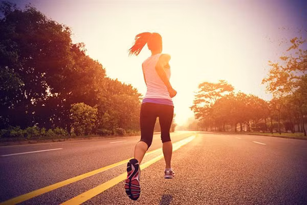 Khi dậy sớm, bạn có nhiều thời gian hơn để tập thể dục vào buổi sáng, giúp cải thiện sức khỏe. Ảnh minh họa/Nguồn: Internet