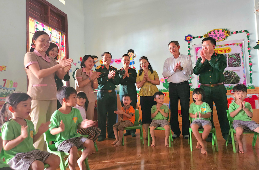 Đoàn công tác giao lưu với trẻ em Trường Mầm non 18/4 (xã Ia Pnôn, huyện Đức Cơ). Ảnh: Mộc Trà