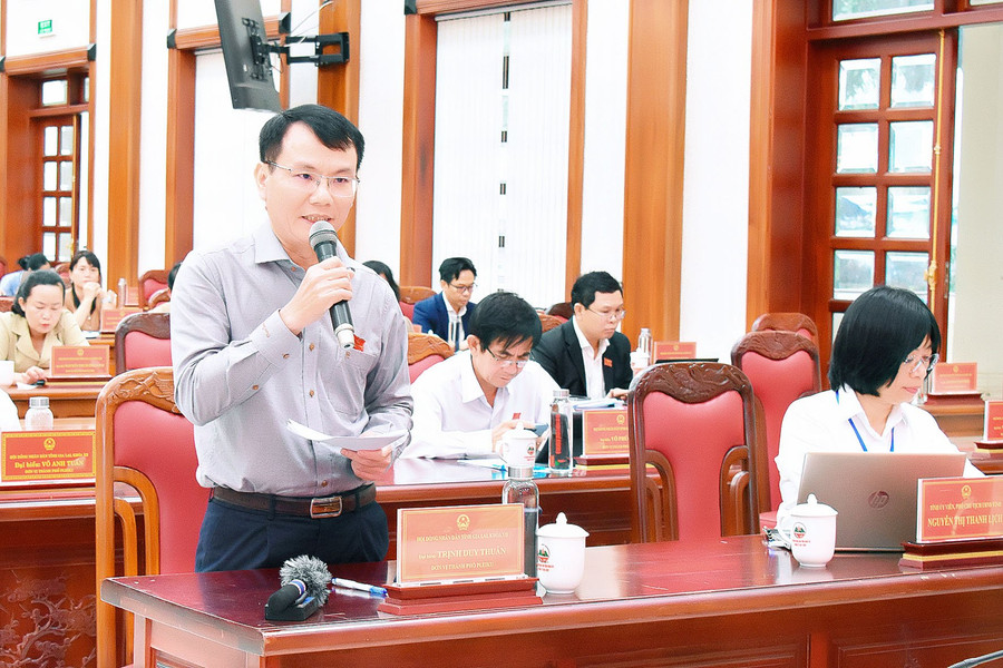 Đại biểu Trịnh Duy Thuân-Ủy viên Ban Thường vụ Tỉnh ủy, Bí thư Thành ủy, Chủ tịch HĐND TP. Pleiku nêu trăn trở về kế hoạch đầu tư công năm 2025. Ảnh: Đ.T