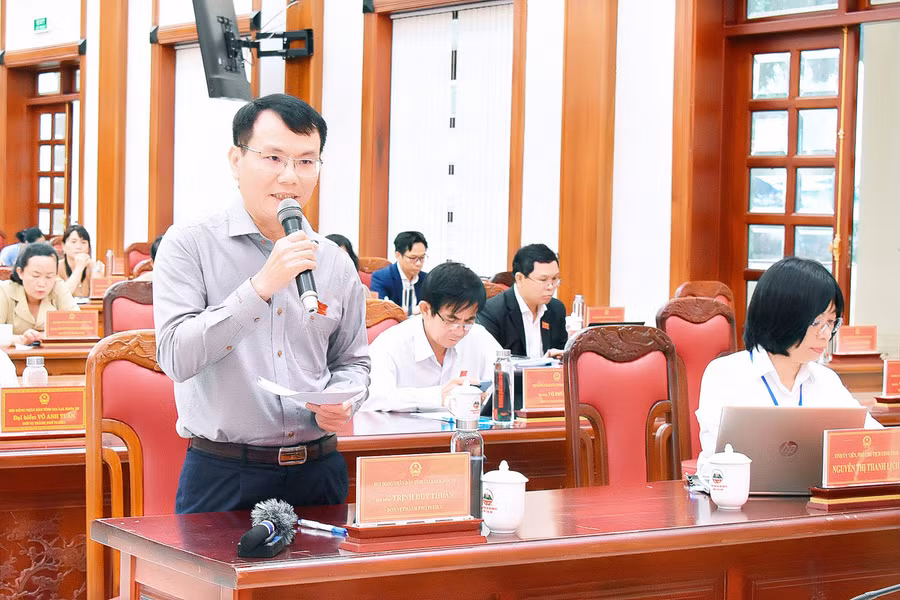 Đại biểu Trịnh Duy Thuân-Ủy viên Ban Thường vụ Tỉnh ủy, Bí thư Thành ủy, Chủ tịch HĐND TP. Pleiku nêu trăn trở về kế hoạch đầu tư công năm 2025. Ảnh: Đ.T