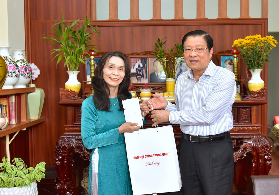 Trưởng ban Nội chính Trung ương Phan Đình Trạc (bìa phải) tặng quà cho Nhà giáo ưu tú Nay H'Tuyết. Ảnh: Đức Thụy