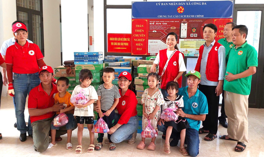 Đoàn trao tặng quà tại xã Công Đa (huyện Yên Sơn, tỉnh Tuyên Quang). Ảnh: T.P