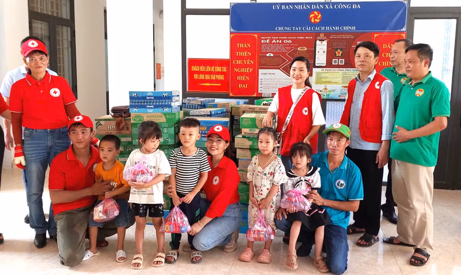 Đoàn trao tặng quà tại xã Công Đa (huyện Yên Sơn, tỉnh Tuyên Quang). Ảnh: T.P