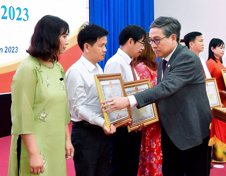 Giám đốc Sở GD-ĐT Lê Duy Định tặng bằng khen của UBND tỉnh cho tập các Tập thể Lao động xuất sắc. Ảnh: Đức Thụy