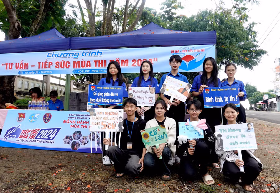 Những lời cổ vũ dễ thương dành cho sĩ tử tại điểm thi Trường THPT Pleiku. Ảnh: Mộc Trà