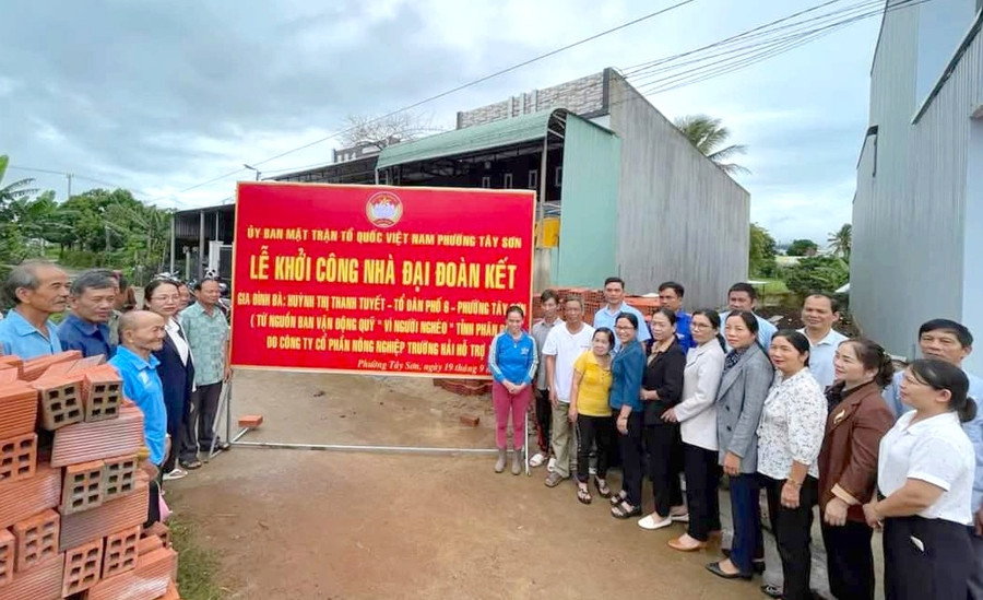 Khởi công xây dựng nhà “Đại đoàn kết” cho gia đình bà Huỳnh Thị Thanh Tuyết (tổ 6, phường Tây Sơn, thị xã An Khê). Ảnh: Kỳ Anh Khởi công xây dựng nhà “Đại đoàn kết” cho gia đình bà Huỳnh Thị Thanh Tuyết (tổ 6, phường Tây Sơn, thị xã An Khê). Ảnh: Kỳ Anh