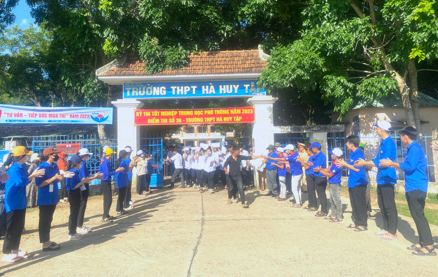 Các thí sinh tại điểm thi Trường THPT Hà Huy Tập (huyện Kông Chro) ra về trong tâm trạng phấn khởi. Ảnh: Ngọc Minh