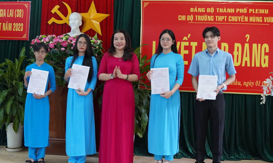 Cô Lê Thị Thu-Bí thư Chi bộ, Hiệu trưởng Trường THPT chuyên Hùng Vương (giữa) trao quyết định kết nạp cho 4 đảng viên mới. Ảnh: Trương Quang Hà Cô Lê Thị Thu-Bí thư Chi bộ, Hiệu trưởng Trường THPT chuyên Hùng Vương (giữa) trao quyết định kết nạp cho 4 đảng viên mới. Ảnh: Trương Quang Hà
