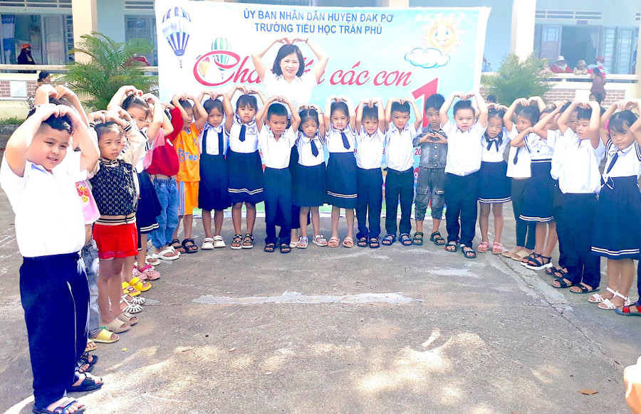 Cô và trò lớp 1A2, Trường Tiểu học Trần Phú (xã Tân An, huyện Đak Pơ) hân hoan chào đón năm học 2023-2024. Ảnh: Ngọc Minh