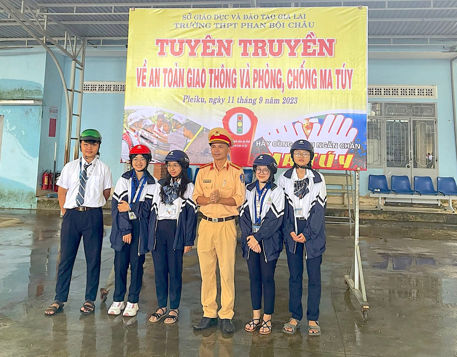 Một buổi ngoại khóa tuyên truyền về an toàn giao thông tại Trường THPT Phan Bội Châu (TP. Pleiku). Ảnh: Mộc Trà