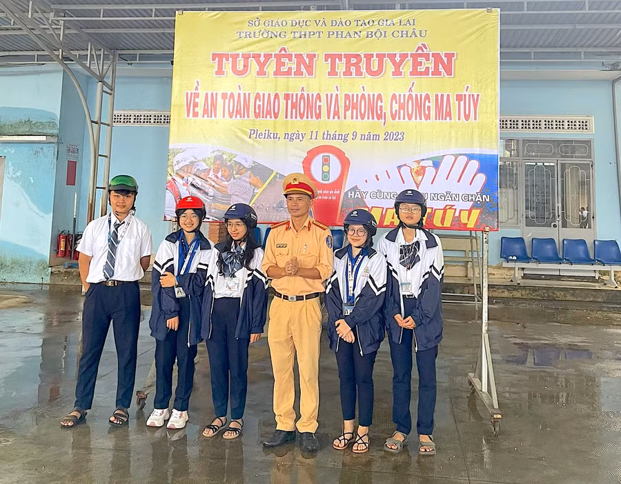 Một buổi ngoại khóa tuyên truyền về an toàn giao thông tại Trường THPT Phan Bội Châu (TP. Pleiku). Ảnh: Mộc Trà