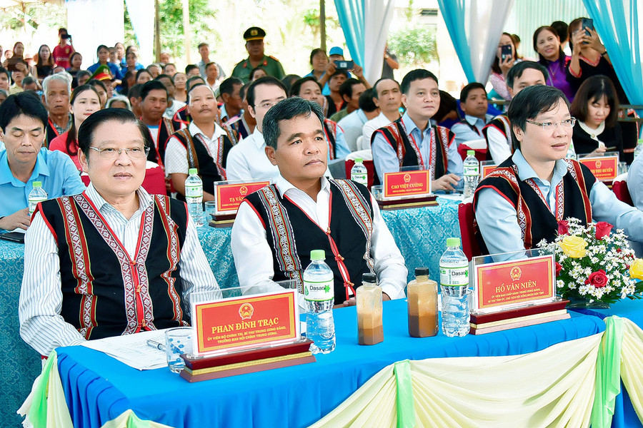 Các đồng chí lãnh đạo Trung ương và tỉnh Gia Lai tham dự ngày hội. Ảnh: Đức Thụy