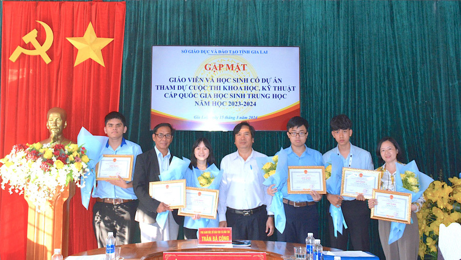 Phó Giám đốc Sở GD-ĐT Trần Bá Công tặng giấy khen của Giám đốc Sở GD-ĐT cho học sinh và giáo viên hướng dẫn các dự án tham gia Cuộc thi Khoa học, kỹ thuật cấp quốc gia học sinh trung học năm học 2023-2024. Ảnh: Xuân Hương Phó Giám đốc Sở GD-ĐT Trần Bá Công tặng giấy khen của Giám đốc Sở GD-ĐT cho học sinh và giáo viên hướng dẫn các dự án tham gia Cuộc thi Khoa học, kỹ thuật cấp quốc gia học sinh trung học năm học 2023-2024. Ảnh: Xuân Hương