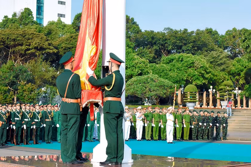 Quốc tang đồng chí Tổng Bí thư Nguyễn Phú Trọng, tỉnh Gia Lai sẽ tiến hành nghi lễ hạ cờ và treo cờ rủ tại cột cờ ở Quảng trường Đại Đoàn Kết (TP. Pleiku) vào lúc 15 giờ ngày 24-7. Ảnh: Đ.T