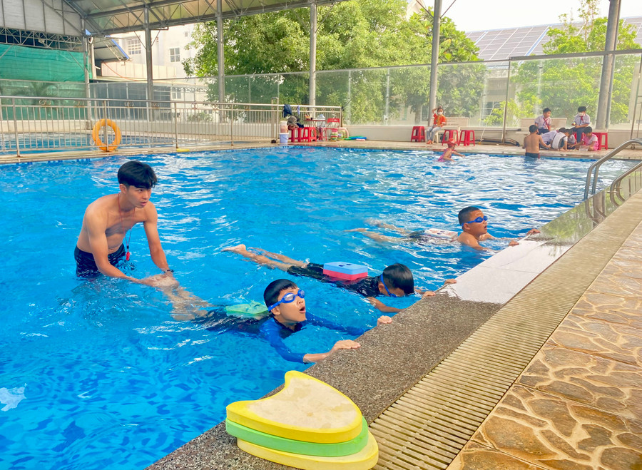 Một tiết dạy bơi cho học sinh tại Trường Tiểu học, THCS và THPT Sao Việt (TP. Pleiku). Ảnh: Mộc Trà Một tiết dạy bơi cho học sinh tại Trường Tiểu học, THCS và THPT Sao Việt (TP. Pleiku). Ảnh: Mộc Trà