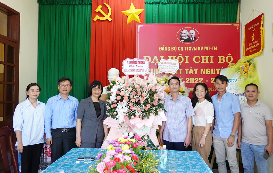 Phó Chủ tịch UBND tỉnh Nguyễn Thị Thanh Lịch (thứ 3 từ trái sang) thăm, chúc mừng Cơ quan thường trú Thông tấn xã Việt Nam tại Gia Lai. Ảnh: Mộc Trà Phó Chủ tịch UBND tỉnh Nguyễn Thị Thanh Lịch (thứ 3 từ trái sang) thăm, chúc mừng Cơ quan thường trú Thông tấn xã Việt Nam tại Gia Lai. Ảnh: Mộc Trà