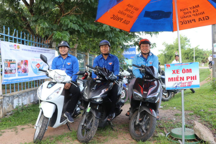 Đội xe ôm của Huyện đoàn Kông Chro tham gia tiếp sức mùa thi tại điểm thi Trường THPT Hà Huy Tập. Ảnh: Ngọc Minh Đội xe ôm của Huyện đoàn Kông Chro tham gia tiếp sức mùa thi tại điểm thi Trường THPT Hà Huy Tập. Ảnh: Ngọc Minh