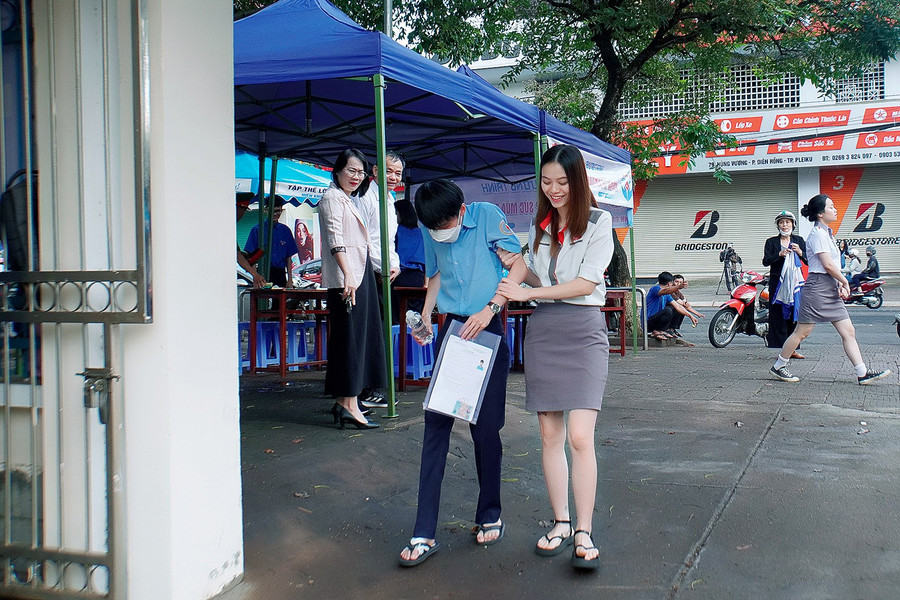 Một thí sinh bị đau chân được hỗ trợ vào phòng thi tại điểm thi Trường THPT chuyên Hùng Vương (TP. Pleiku). Ảnh: Đ.T Một thí sinh bị đau chân được hỗ trợ vào phòng thi tại điểm thi Trường THPT chuyên Hùng Vương (TP. Pleiku). Ảnh: Đ.T