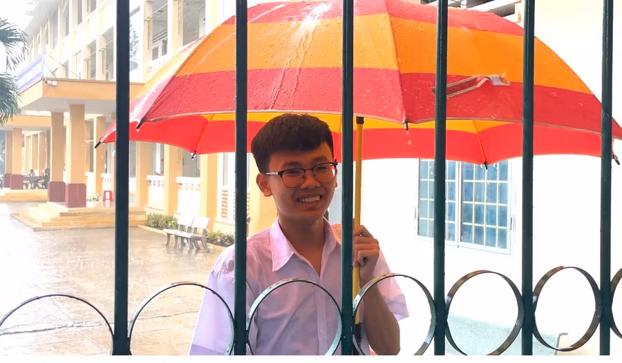 Một thí sinh đội mưa rời khỏi điểm thi trong tâm trạng thoải mái vì hoàn thành tốt bài thi môn Toán. Ảnh: Phương Duyên Một thí sinh đội mưa rời khỏi điểm thi trong tâm trạng thoải mái vì hoàn thành tốt bài thi môn Toán. Ảnh: Phương Duyên