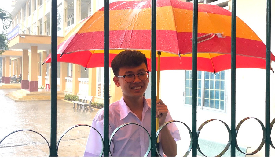 Một thí sinh đội mưa rời khỏi điểm thi trong tâm trạng thoải mái vì hoàn thành tốt bài thi môn Toán. Ảnh: Phương Duyên Một thí sinh đội mưa rời khỏi điểm thi trong tâm trạng thoải mái vì hoàn thành tốt bài thi môn Toán. Ảnh: Phương Duyên