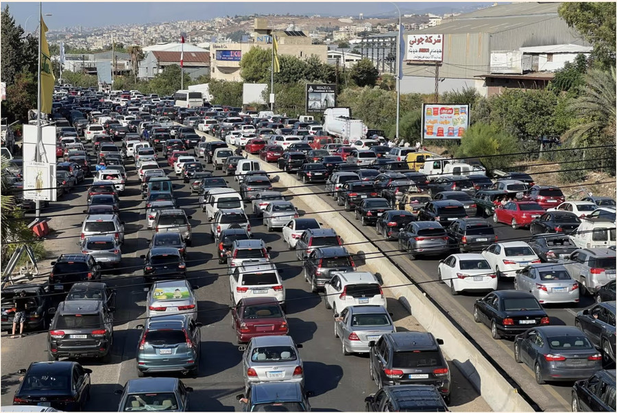 Người dân từ miền Nam Lebanon chạy khỏi khu vực biên giới về phía Bắc nước này. Ảnh: EPA/Nguồn: vietnamnet.vn