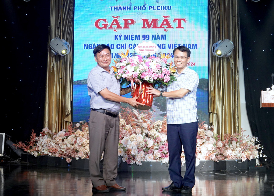 Ông Huỳnh Kiên-Tổng Biên tập Báo Gia Lai, Chủ tịch Hội Nhà báo tỉnh (bìa trái) nhận hoa chúc mừng từ Bí thư Thành ủy Pleiku nhân dịp kỷ niệm 99 năm Ngày Báo chí Cách mạng Việt Nam. Ảnh: Mộc Trà Ông Huỳnh Kiên-Tổng Biên tập Báo Gia Lai, Chủ tịch Hội Nhà báo tỉnh (bìa trái) nhận hoa chúc mừng từ Bí thư Thành ủy Pleiku nhân dịp kỷ niệm 99 năm Ngày Báo chí Cách mạng Việt Nam. Ảnh: Mộc Trà