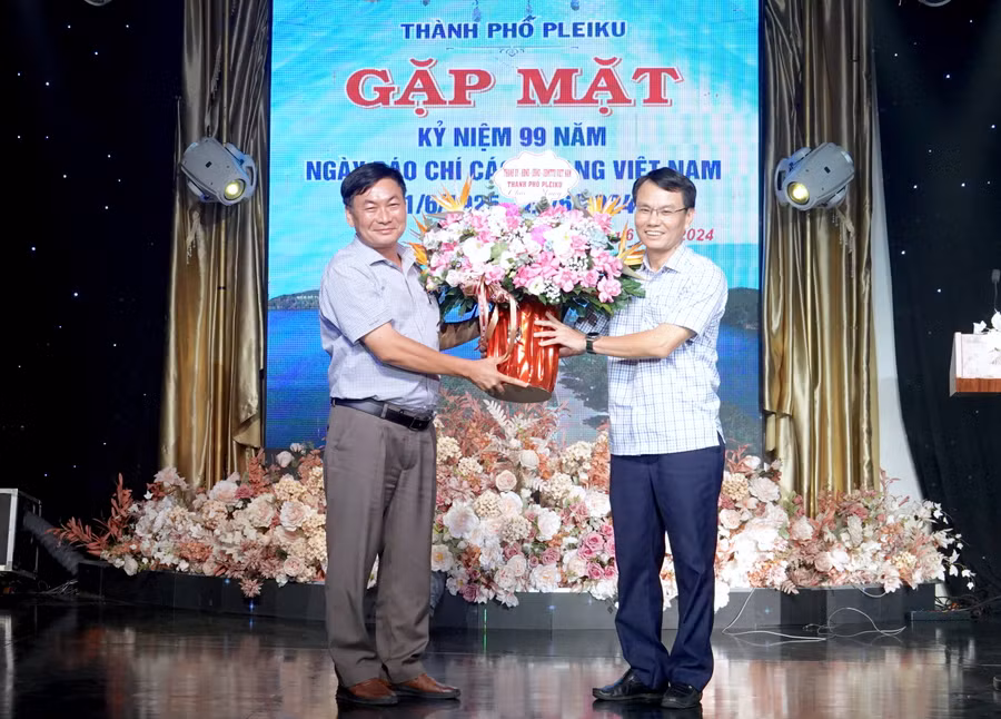 Ông Huỳnh Kiên-Tổng Biên tập Báo Gia Lai, Chủ tịch Hội Nhà báo tỉnh (bìa trái) nhận hoa chúc mừng từ Bí thư Thành ủy Pleiku nhân dịp kỷ niệm 99 năm Ngày Báo chí Cách mạng Việt Nam. Ảnh: Mộc Trà