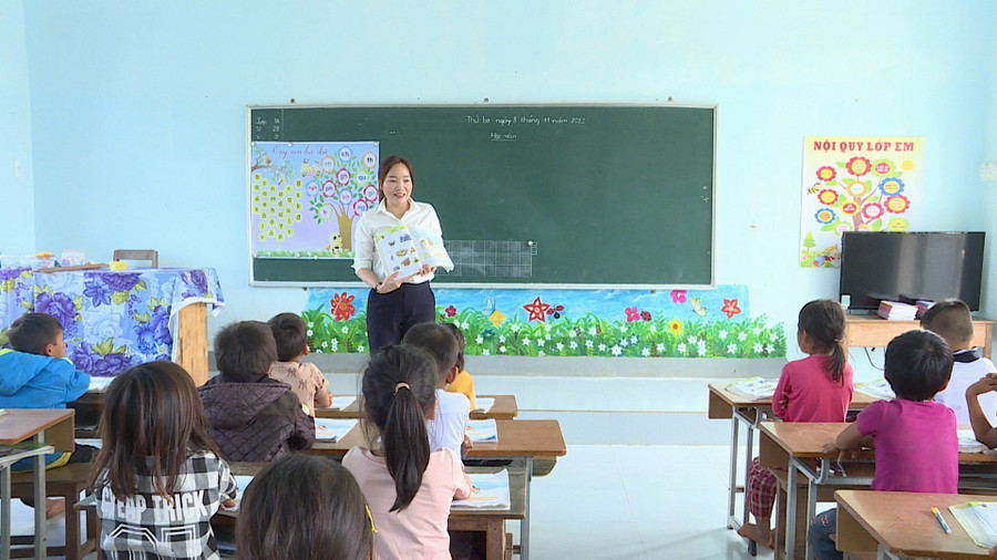 Cô Trần Thị Kim Hòa-giáo viên Trường Phổ thông Dân tộc Bán trú Tiểu học Lê Văn Tám (xã Krong, huyện Kbang) hy vọng Luật Nhà giáo được ban hành sẽ có cơ chế, chính sách giúp giáo viên yên tâm gắn bó với nghề. Ảnh: Mộc Trà