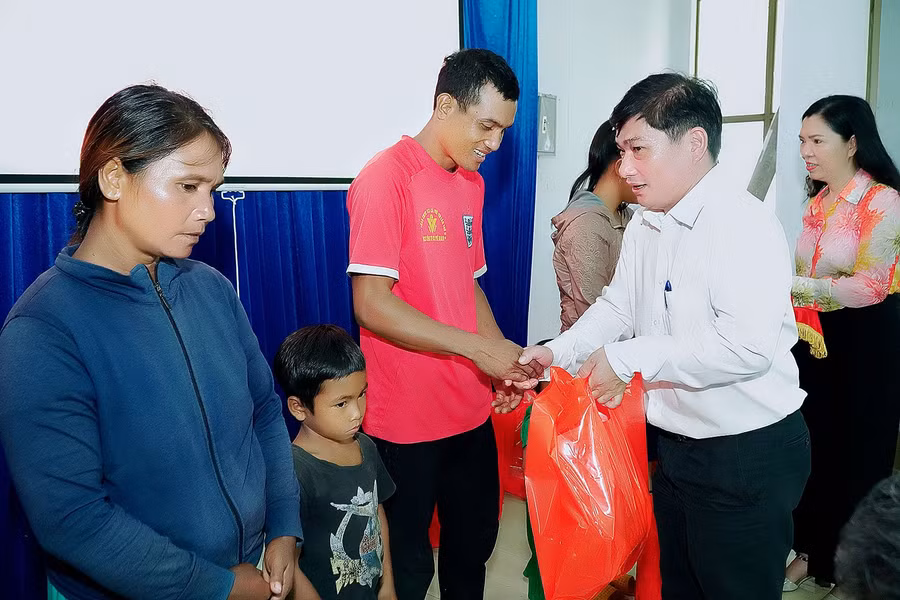 Phó Hiệu trưởng Trường Chính trị tỉnh Hoàng Nguyễn Trí Dương (áo trắng)-Trưởng Khối thi đua các cơ quan Đảng tỉnh Gia Lai năm 2023-tặng quà cho các hộ nghèo, hộ cận nghèo, gia đình chính sách của xã Đất Bằng. Ảnh: Đức Thụy