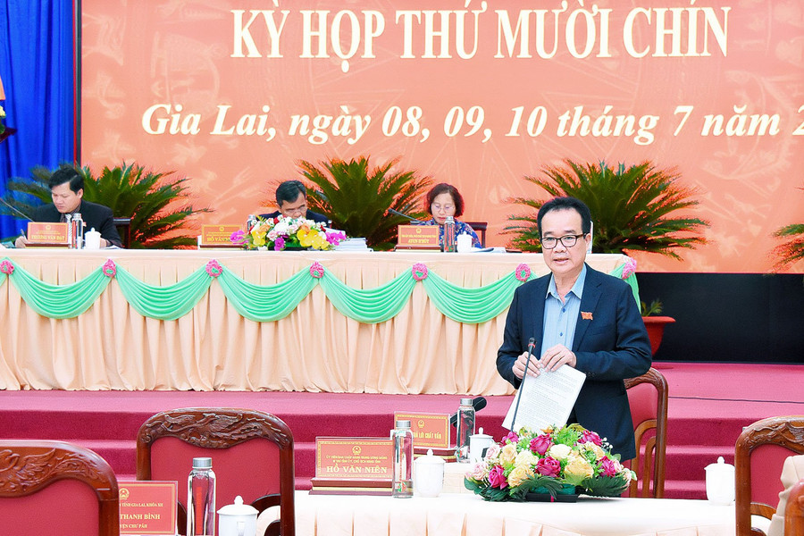 Giám đốc Sở Nông nghiệp và PTNT Lưu Trung Nghĩa trả lời chất vấn của đại biểu tại kỳ họp. Ảnh: Đ.T Giám đốc Sở Nông nghiệp và PTNT Lưu Trung Nghĩa trả lời chất vấn của đại biểu tại kỳ họp. Ảnh: Đ.T