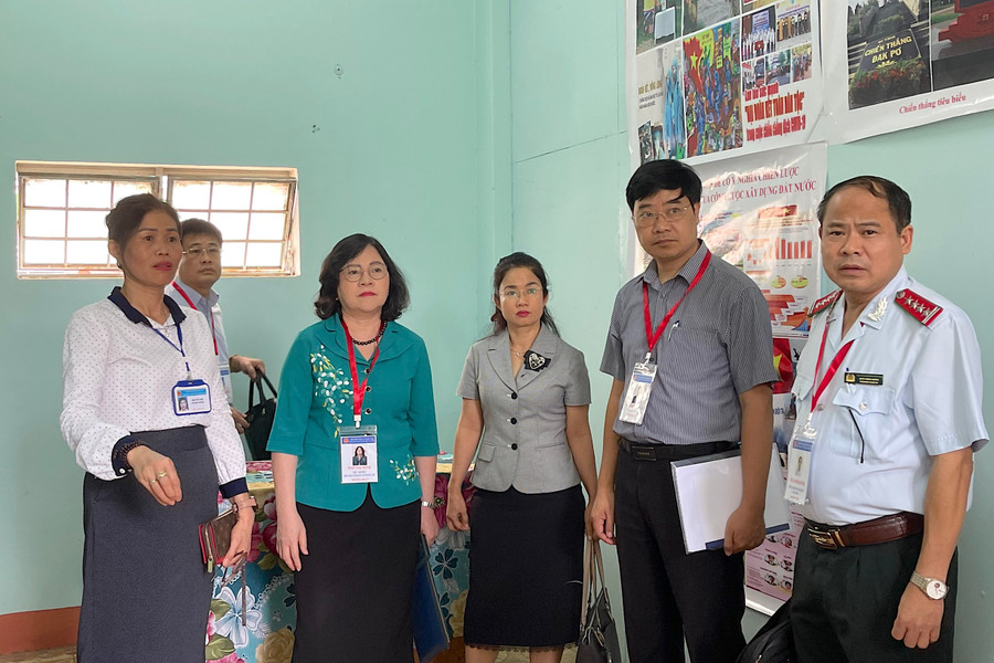 Thứ trưởng Ngô Thị Minh (thứ 4 từ phải sang) cùng các thành viên trong đoàn kiểm tra công tác chuẩn bị Kỳ thi tốt nghiệp THPT năm 2023 tại điểm thi Trường THPT Phan Bội Châu (TP. Pleiku). Ảnh: Mộc Trà Thứ trưởng Ngô Thị Minh (thứ 4 từ phải sang) cùng các thành viên trong đoàn kiểm tra công tác chuẩn bị Kỳ thi tốt nghiệp THPT năm 2023 tại điểm thi Trường THPT Phan Bội Châu (TP. Pleiku). Ảnh: Mộc Trà