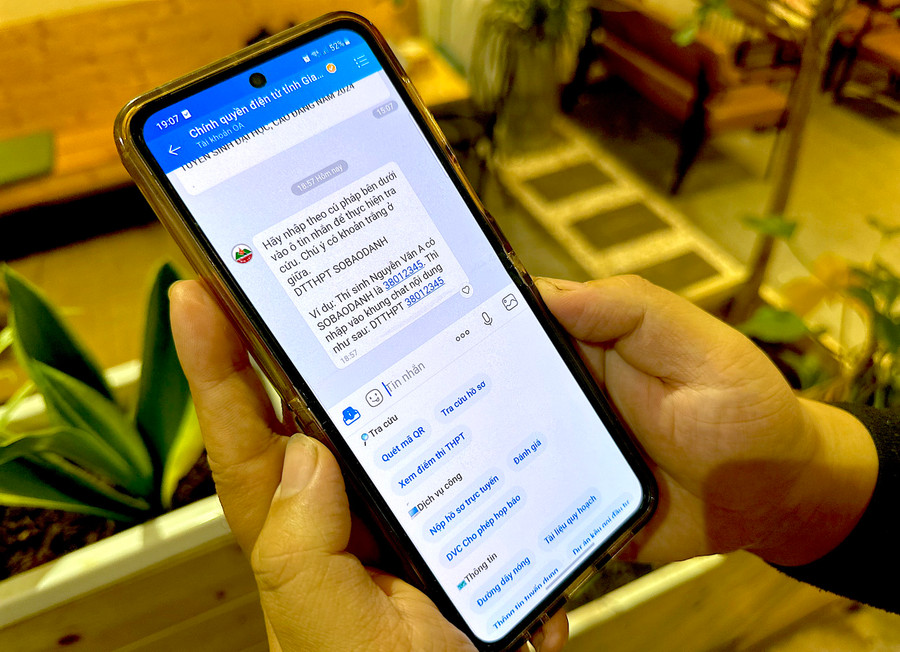 Thí sinh có thể dễ dàng tra cứu điểm thi tốt nghiệp THPT năm 2024 qua ứng dụng Zalo OA-Chính quyền điện tử tỉnh Gia Lai. Ảnh: Mộc Trà Thí sinh có thể dễ dàng tra cứu điểm thi tốt nghiệp THPT năm 2024 qua ứng dụng Zalo OA-Chính quyền điện tử tỉnh Gia Lai. Ảnh: Mộc Trà