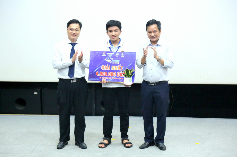 Em Võ Đăng Tuệ-lớp 10A7, Trường THPT Chi Lăng (TP. Pleiku, tỉnh Gia Lai) xuất sắc giành được 2 giải nhất tại cuộc thi Giờ lập trình-Hour of code 2024. Ảnh: ĐVCC Em Võ Đăng Tuệ-lớp 10A7, Trường THPT Chi Lăng (TP. Pleiku, tỉnh Gia Lai) xuất sắc giành được 2 giải nhất tại cuộc thi Giờ lập trình-Hour of code 2024. Ảnh: ĐVCC