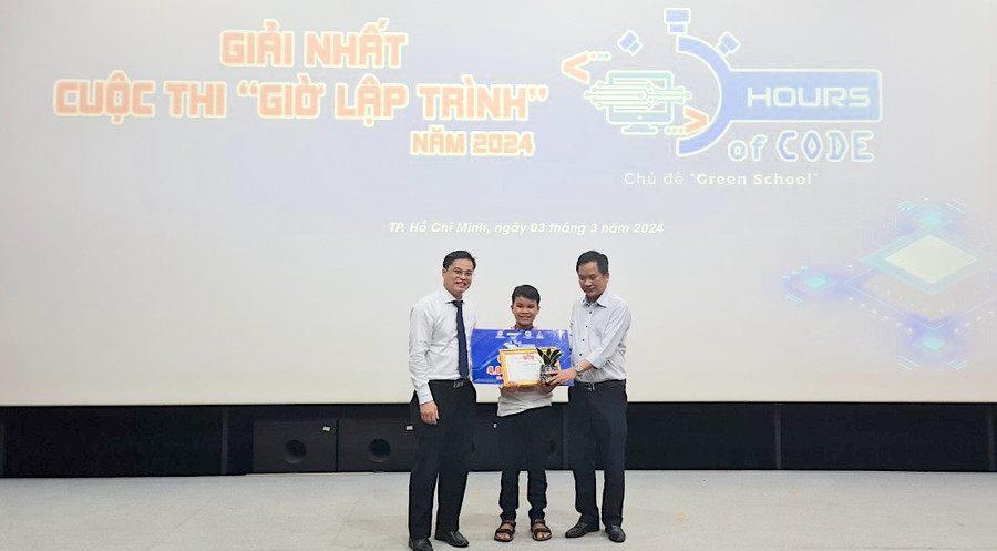 Ban Tổ chức trao giải nhất bảng A phần thi kiến thức lập trình cho em Võ Đặng Ngọc Lâm-lớp 5/3, Trường Tiểu học Lê Quý Đôn (phường Ia Kring, TP. Pleiku, tỉnh Gia Lai). Ảnh: Đồng Ánh Dương Ban Tổ chức trao giải nhất bảng A phần thi kiến thức lập trình cho em Võ Đặng Ngọc Lâm-lớp 5/3, Trường Tiểu học Lê Quý Đôn (phường Ia Kring, TP. Pleiku, tỉnh Gia Lai). Ảnh: Đồng Ánh Dương