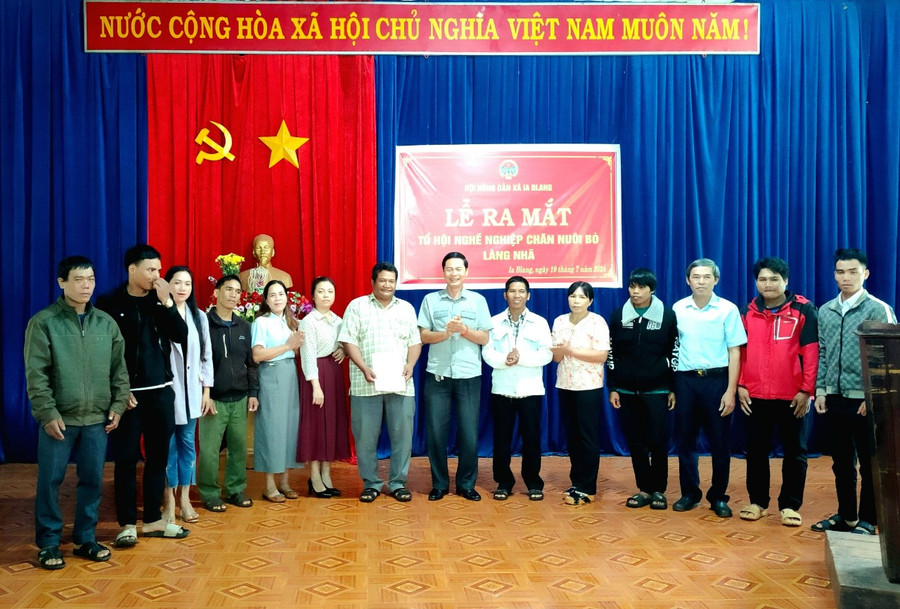 Các thành viên Tổ hội nghề nghiệp chăn nuôi bò làng Nhã (xã Ia Blang, huyện Chư Sê). Ảnh: H.V Các thành viên Tổ hội nghề nghiệp chăn nuôi bò làng Nhã (xã Ia Blang, huyện Chư Sê). Ảnh: H.V