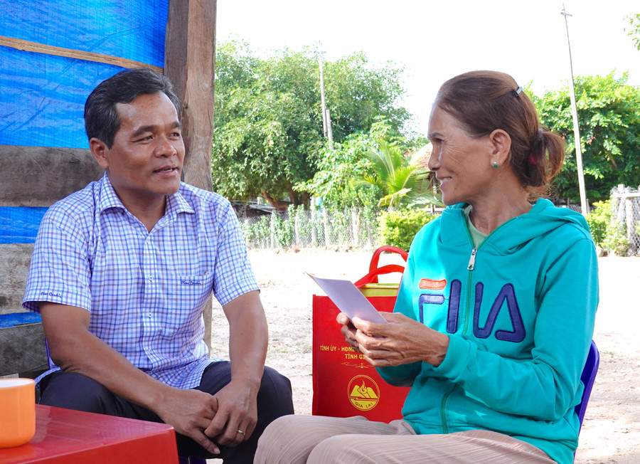Bí thư Tỉnh ủy Hồ Văn Niên ân cần thăm hỏi sức khỏe, đời sống gia đình bà Bùi Thị Hưng-người từng bị địch bắt tù đày (làng H'Tiên, xã Đak Kơ Ning). Ảnh: Mộc Trà Bí thư Tỉnh ủy Hồ Văn Niên ân cần thăm hỏi sức khỏe, đời sống gia đình bà Bùi Thị Hưng-người từng bị địch bắt tù đày (làng H'Tiên, xã Đak Kơ Ning). Ảnh: Mộc Trà