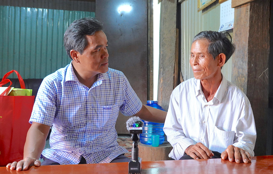 Bí thư Tỉnh ủy Hồ Văn Niên (bìa trái) mong muốn ông Đinh Amênh (người có công với cách mạng; làng Nhang Lớn, xã Đak Kơ Ning) tiếp tục phát huy truyền thống yêu nước, là tấm gương sáng cho thế hệ trẻ noi theo. Ảnh: Mộc Trà Bí thư Tỉnh ủy Hồ Văn Niên (bìa trái) mong muốn ông Đinh Amênh (người có công với cách mạng; làng Nhang Lớn, xã Đak Kơ Ning) tiếp tục phát huy truyền thống yêu nước, là tấm gương sáng cho thế hệ trẻ noi theo. Ảnh: Mộc Trà