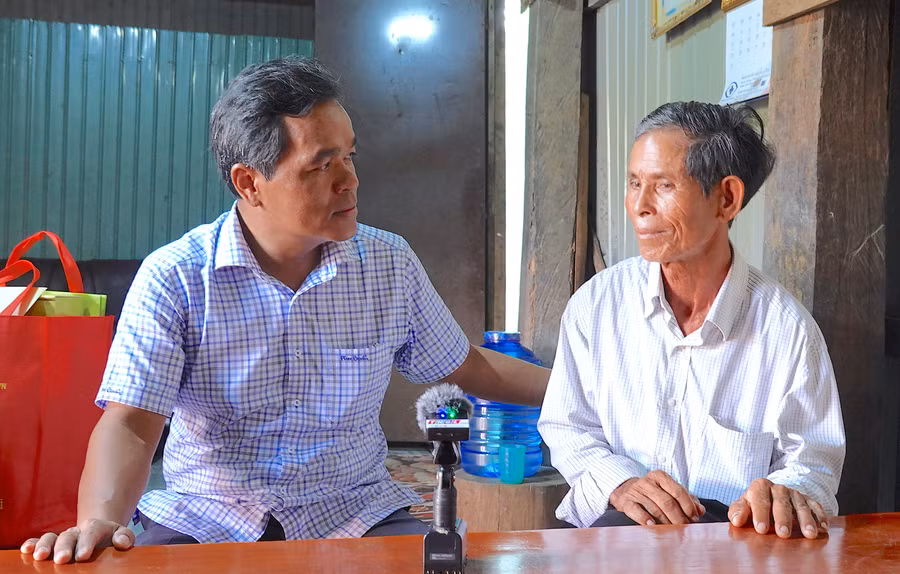 Bí thư Tỉnh ủy Hồ Văn Niên (bìa trái) mong muốn ông Đinh Amênh (người có công với cách mạng; làng Nhang Lớn, xã Đak Kơ Ning) tiếp tục phát huy truyền thống yêu nước, là tấm gương sáng cho thế hệ trẻ noi theo. Ảnh: Mộc Trà