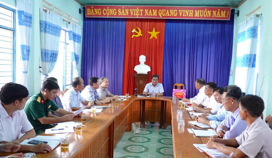 Bí thư Tỉnh ủy Hồ Văn Niên cùng đoàn công tác làm việc nhanh với hệ thống chính trị xã Đak Kơ Ning. Ảnh: Mộc Trà Bí thư Tỉnh ủy Hồ Văn Niên cùng đoàn công tác làm việc nhanh với hệ thống chính trị xã Đak Kơ Ning. Ảnh: Mộc Trà