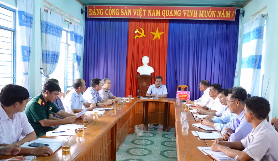 Bí thư Tỉnh ủy Hồ Văn Niên cùng đoàn công tác làm việc nhanh với hệ thống chính trị xã Đak Kơ Ning. Ảnh: Mộc Trà