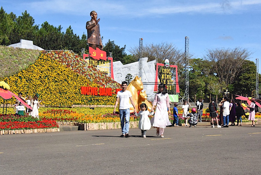 Du khách vui xuân tại Quảng trường Đại Đoàn Kết (TP. Pleiku). Ảnh: Đức Thụy Du khách vui xuân tại Quảng trường Đại Đoàn Kết (TP. Pleiku). Ảnh: Đức Thụy