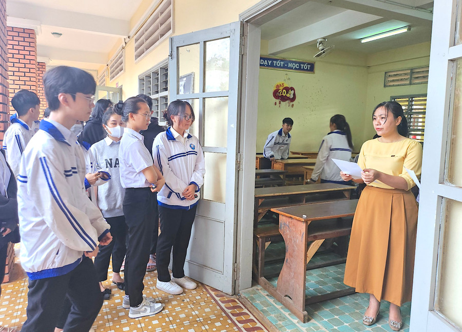 349 thí sinh Gia Lai đã có chứng chỉ Tiếng Anh-IELTS và Tiếng Trung Quốc-HSK cấp độ 3 được miễn thi bài thi Ngoại ngữ tại Kỳ thi tốt nghiệp THPT năm 2024. Ảnh: Mộc Trà
