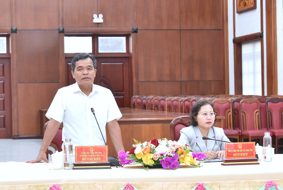 Ủy viên Ban Chấp hành Trung ương Đảng, Bí thư Tỉnh ủy, Chủ tịch HĐND tỉnh Hồ Văn Niên phát biểu khai mạc hội nghị. Ảnh: Đ.T Ủy viên Ban Chấp hành Trung ương Đảng, Bí thư Tỉnh ủy, Chủ tịch HĐND tỉnh Hồ Văn Niên phát biểu khai mạc hội nghị. Ảnh: Đ.T