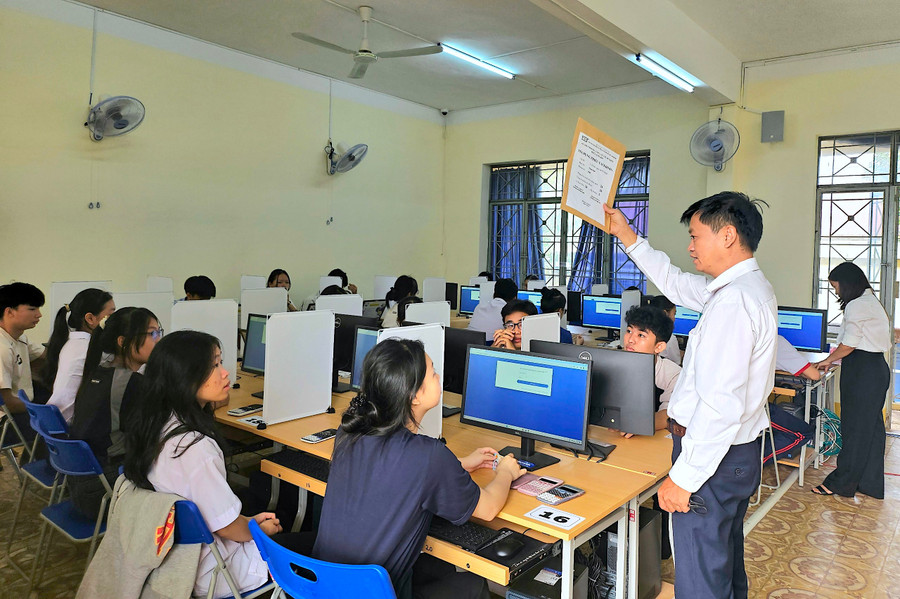 Thí sinh tham gia kỳ thi đợt 2 vào sáng 4-5. Ảnh: Mộc Trà Thí sinh tham gia kỳ thi đợt 2 vào sáng 4-5. Ảnh: Mộc Trà