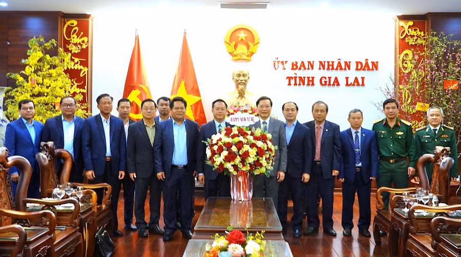Tỉnh trưởng Thong Sa Vun (thứ 8 từ trái sang) cùng đoàn đại biểu tỉnh Mondulkiri tặng hoa chúc mừng lãnh đạo UBND tỉnh Gia Lai nhân dịp Tết cổ truyền của dân tộc Việt Nam. Ảnh: Mộc Trà